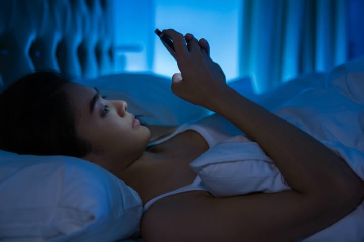 dung-dien-thoai-truoc-khi-ngu