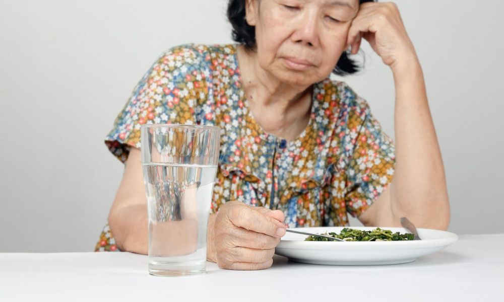 nguoi-gia-bi-thieu-dam