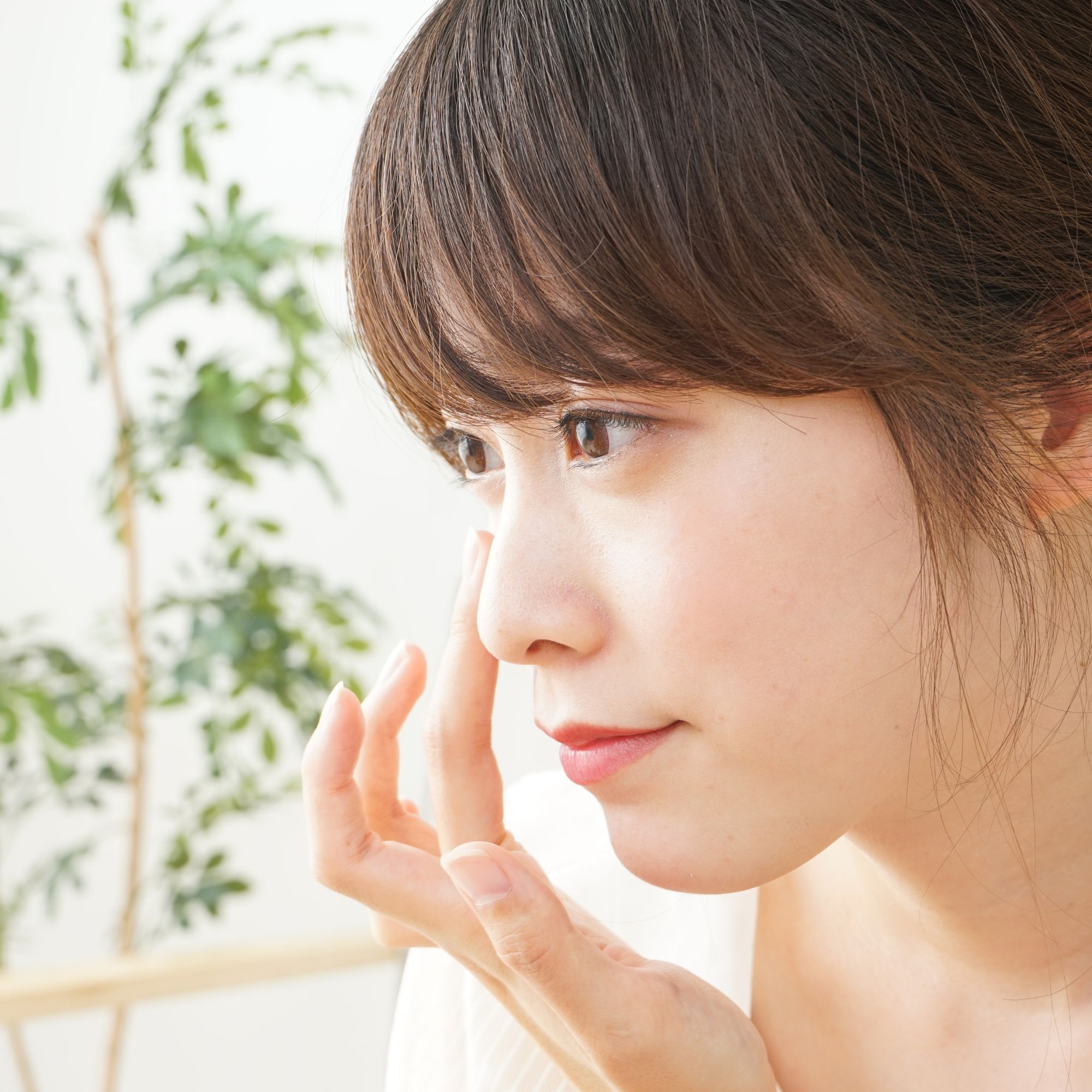 thoi-quen-cham-tay-len-mat